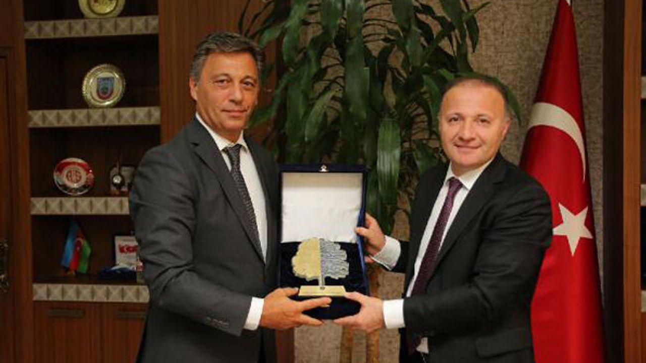 Rektör Ünal'a 'Çevreci Üniversite' ödülü