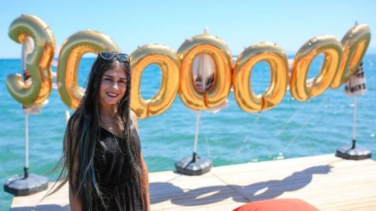 3 milyon takipçiye ulaşınca, plajda kutlama yaptı