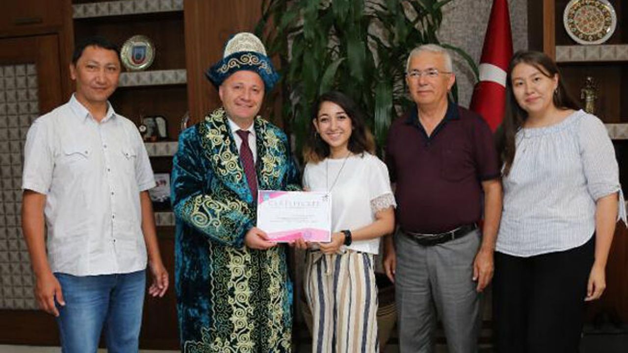 Kazak öğrencilerden Rektör'e teşekkür ziyareti