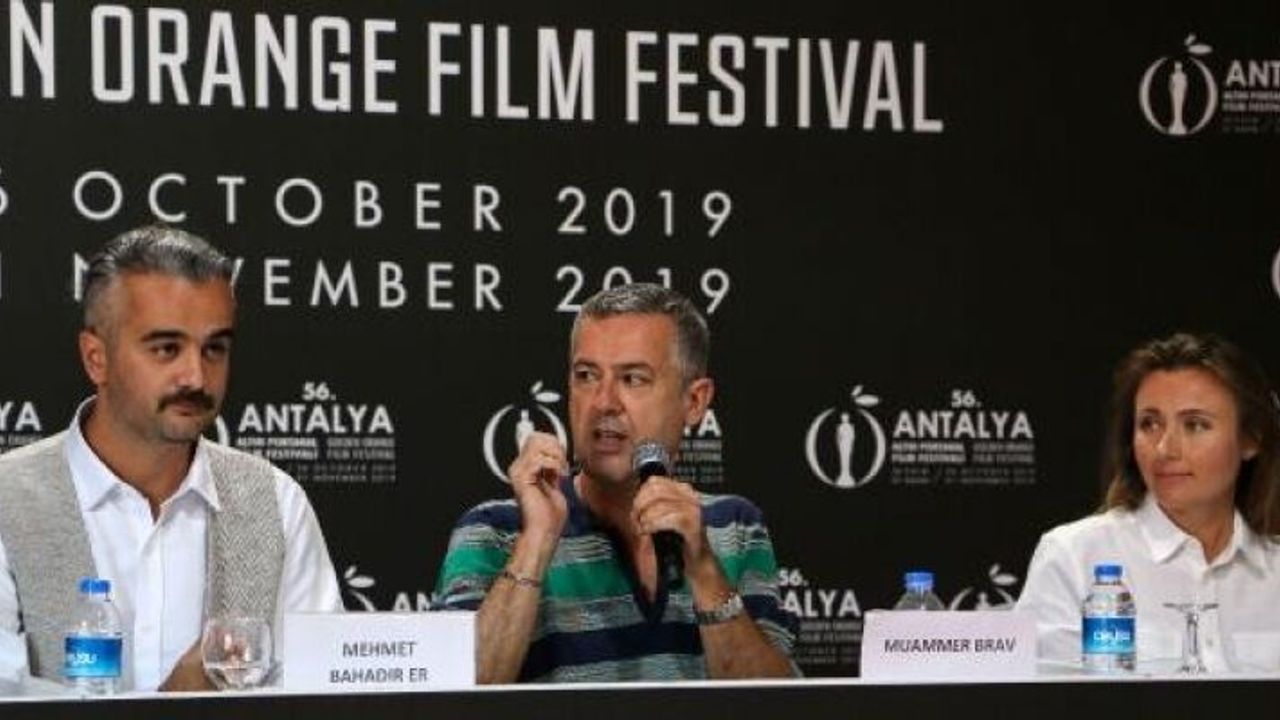 Oturma şeklini beğenmediği izleyiciyi sert dille uyardı