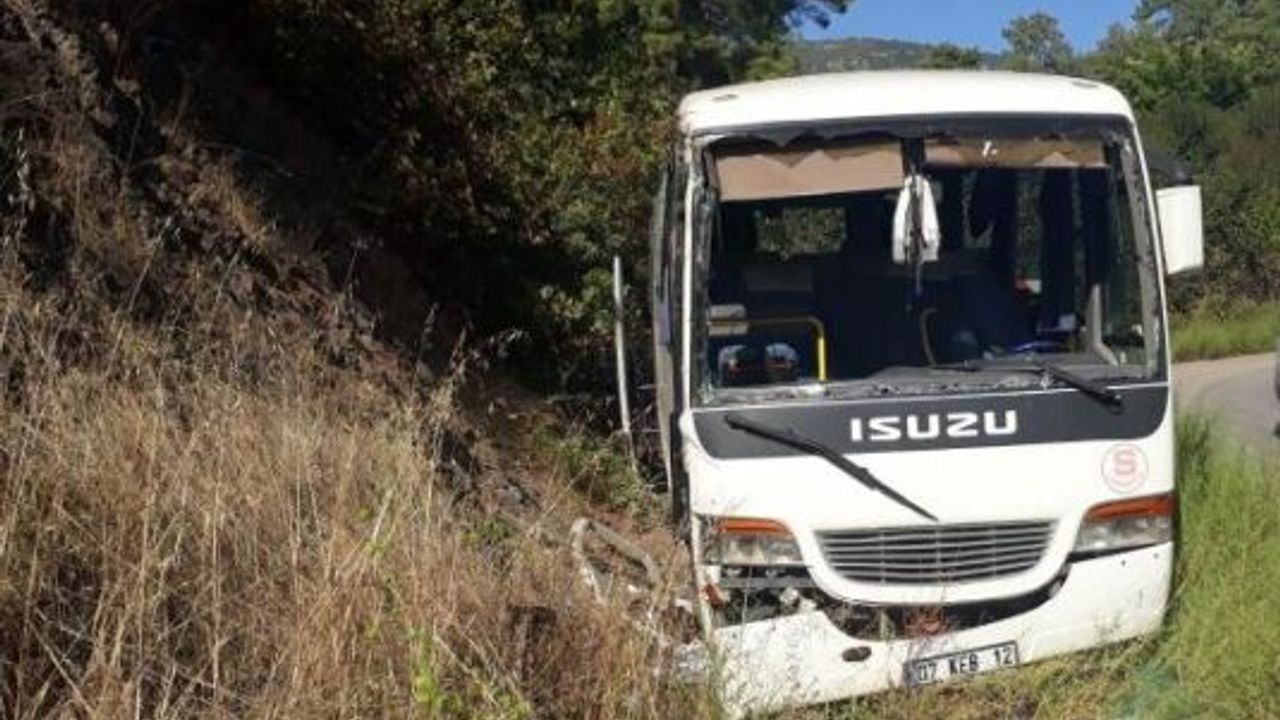 Tur midibüsü devrildi: 3'ü turist 4 yaralı