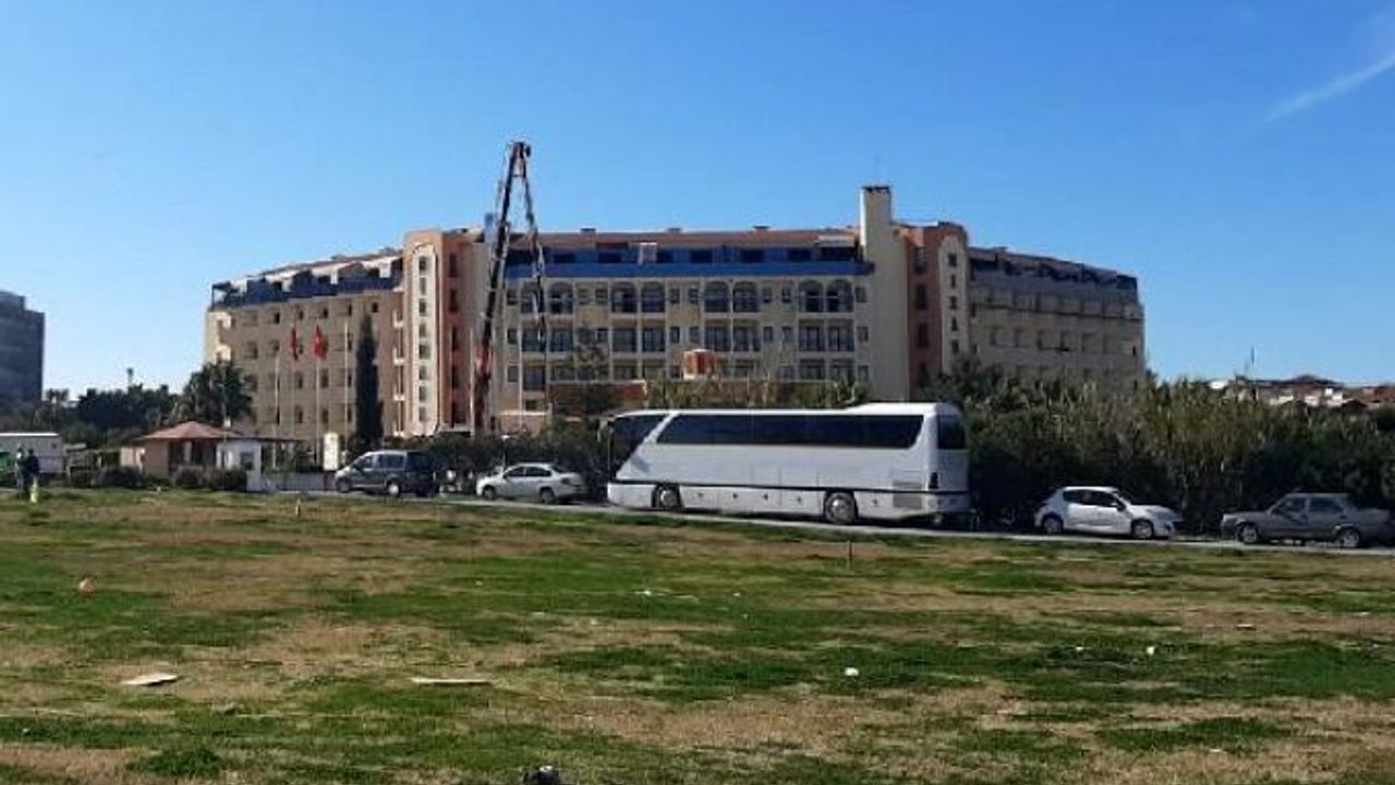 Otelin çatısından düşen işçi hayatını kaybetti