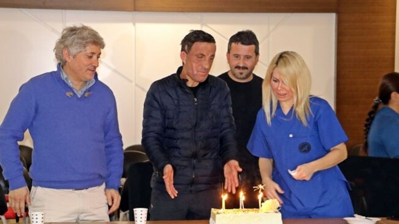 Yüz naklinin 8'inci yılını pasta keserek kutladı