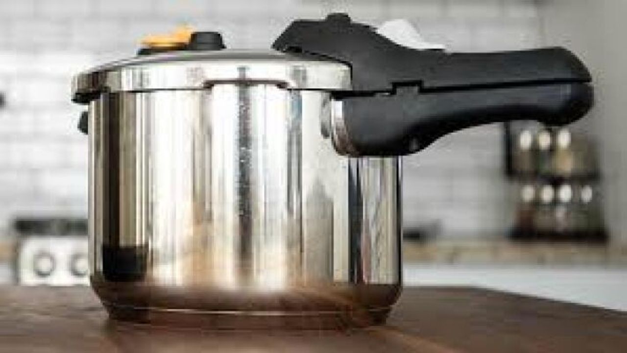 Yemek yaparken patlayan düdüklü tencere yaraladı