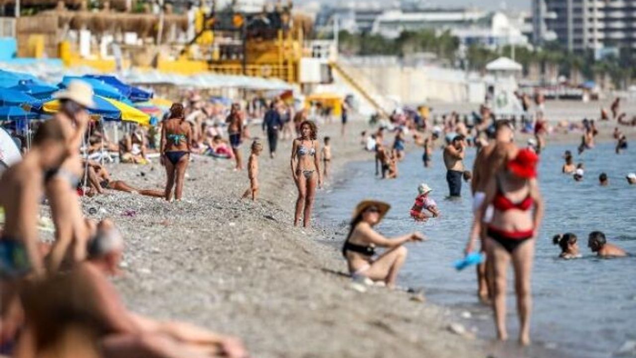 Hava sıcaklığı 29 dereceyi buldu, Konyaaltı Sahili doldu