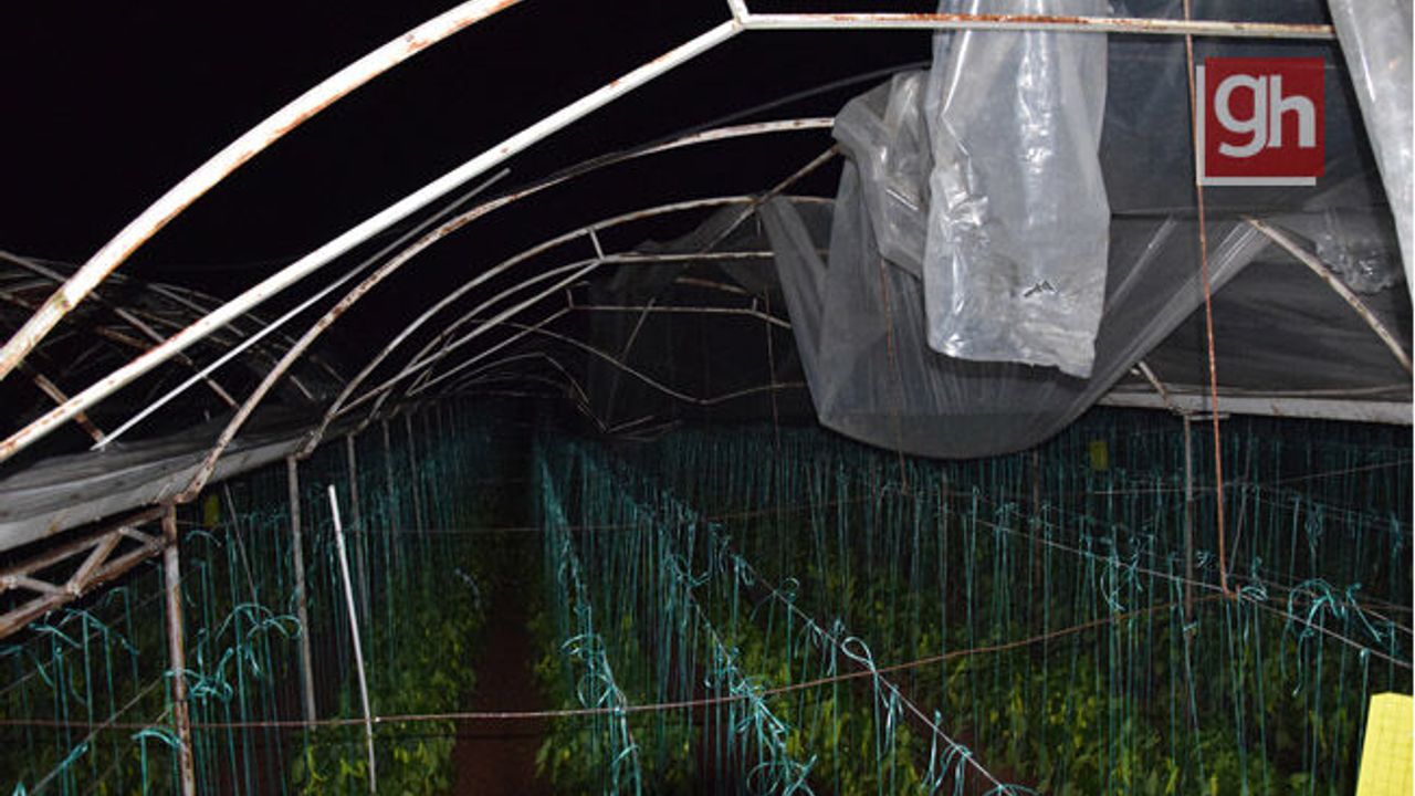 Antalya'da hortum seraları vurdu