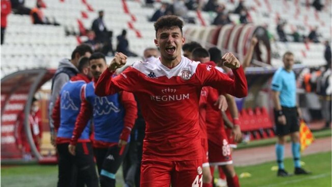 Antalyasporlu Gökdeniz Bayrakdar'tan Beşiktaş'a 2 gol   