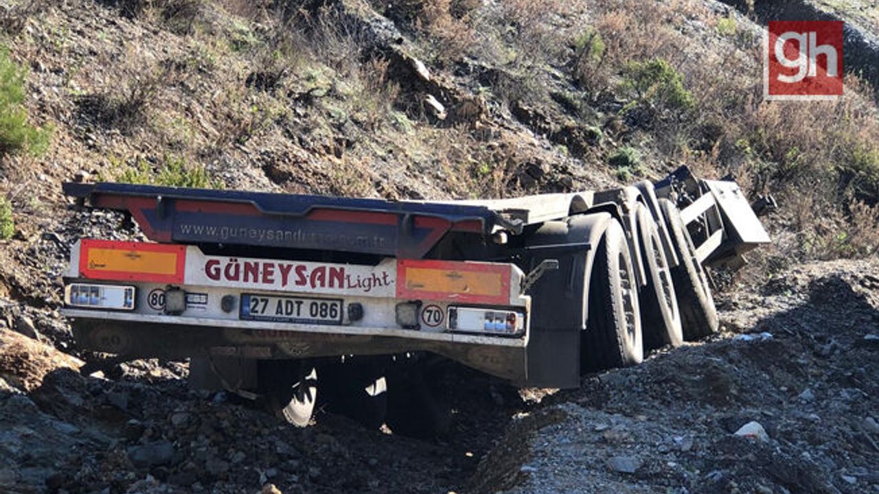 Devrilen tırın dorsesi yolu trafiğe kapattı!
