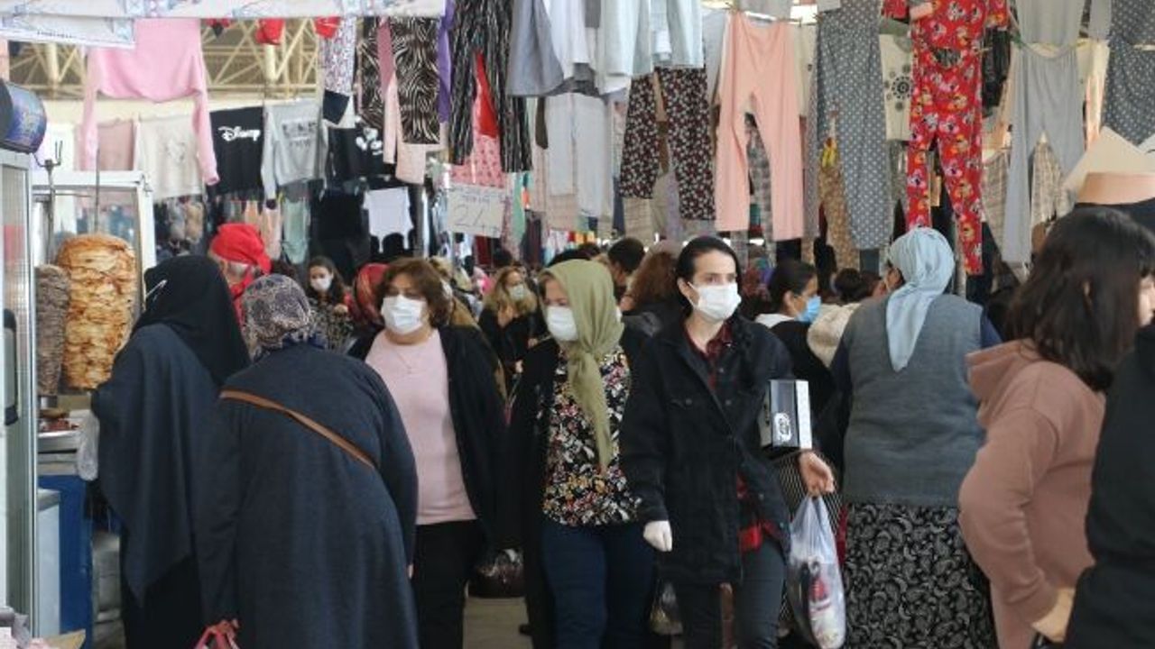 Önlemlerin unutulduğu pazarda esnaf kalabalığı az buldu, sanal alışverişten yakındı  