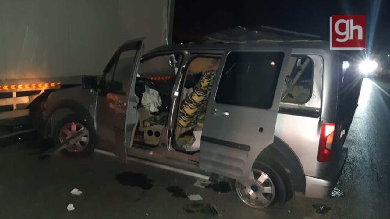 Aksu'da otomobil park halindeki kamyonete çarptı!