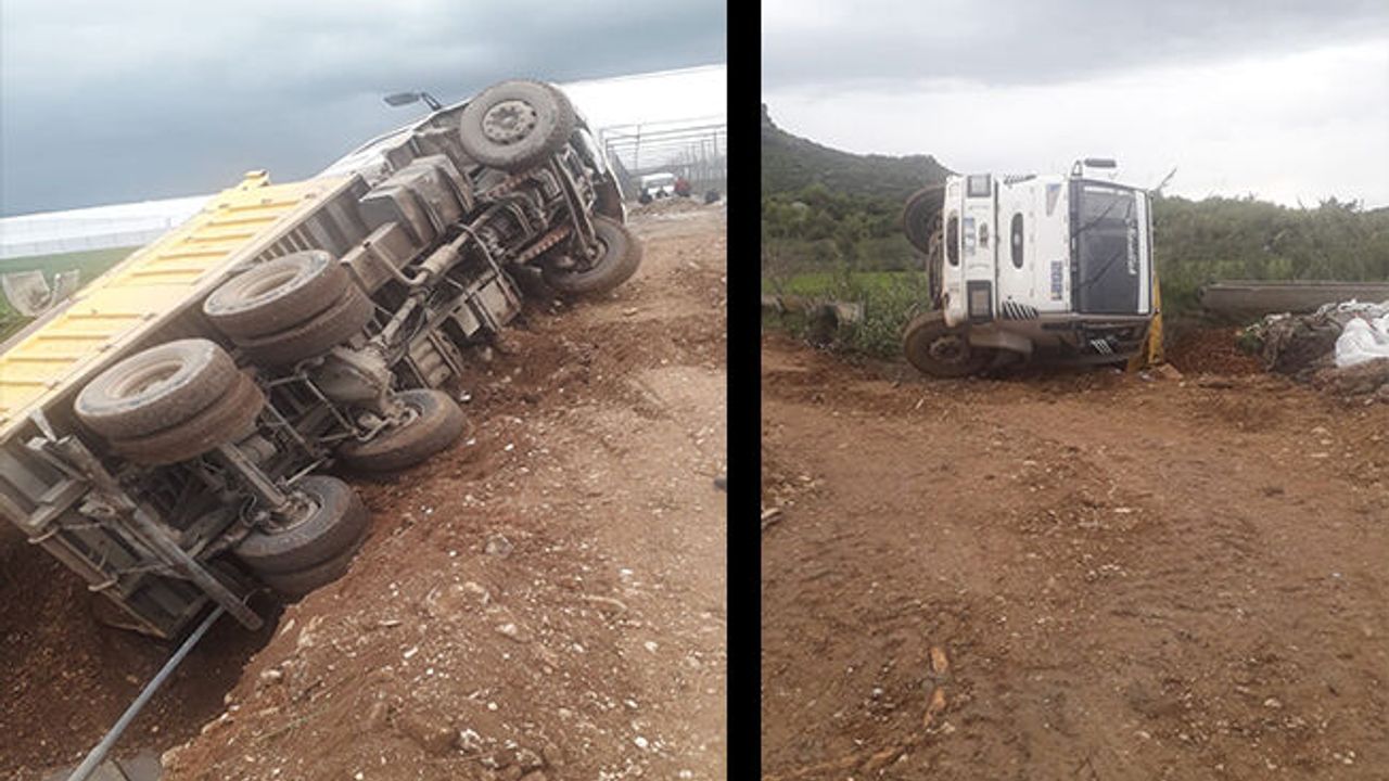 Toprak yüklü kamyon yoldan çıkıp devrildi