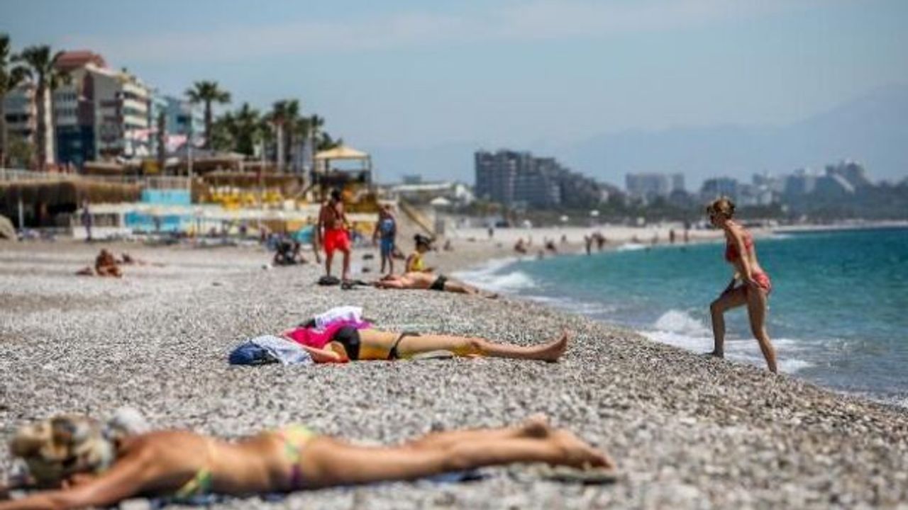 Kısıtlamadan muaf turistler denizin keyfini çıkardı