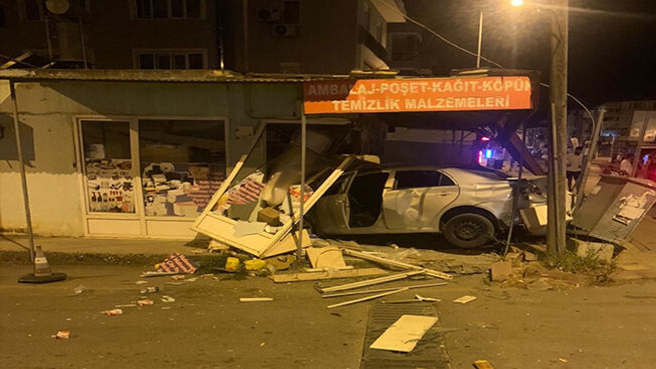 17 yaşındaki ehliyetsiz sürücünün kullandığı otomobil iş yerine daldı