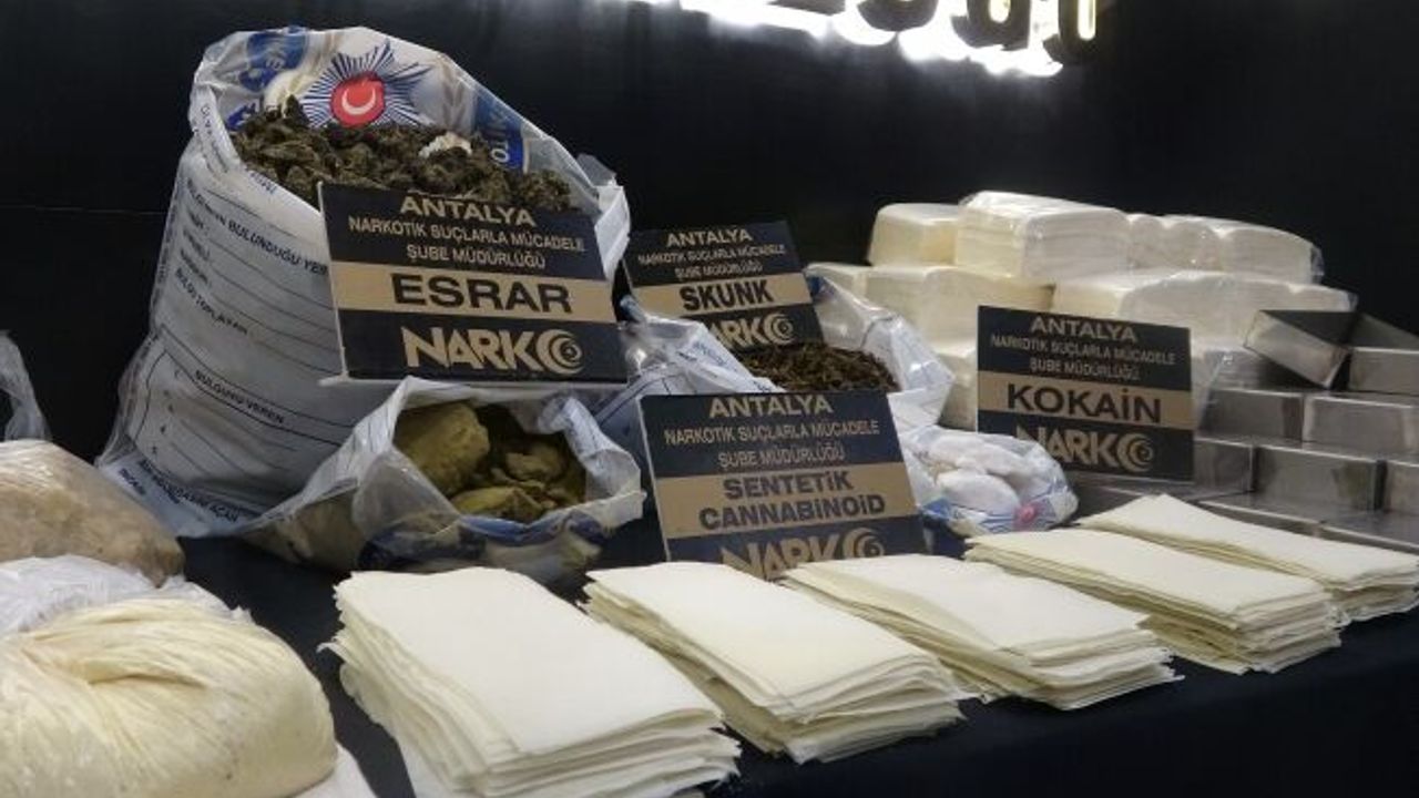 Antalya’da milyonlarca kağıda emdirilmiş bonzai yapımının önüne geçildi