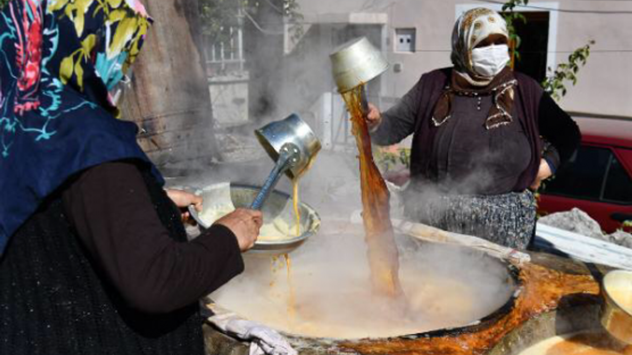 Köyde kazanlar pekmez için kaynıyor