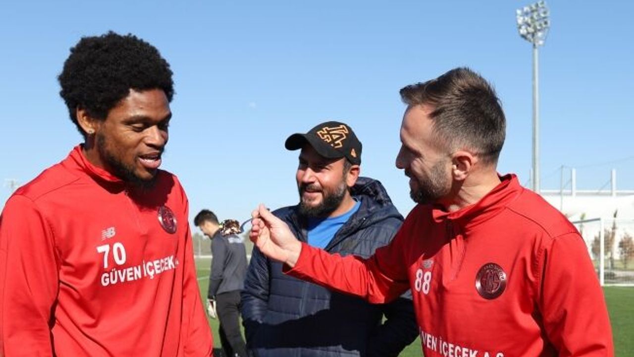 Antalyaspor’da yıldız futbolcu Luiz Adriano’ya doğum günü kutlaması