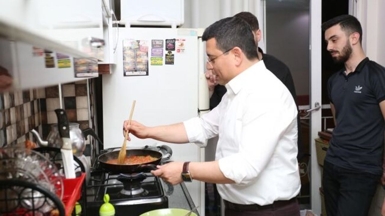  Başkan Tütüncü, öğrenci sahur konuğu oldu
