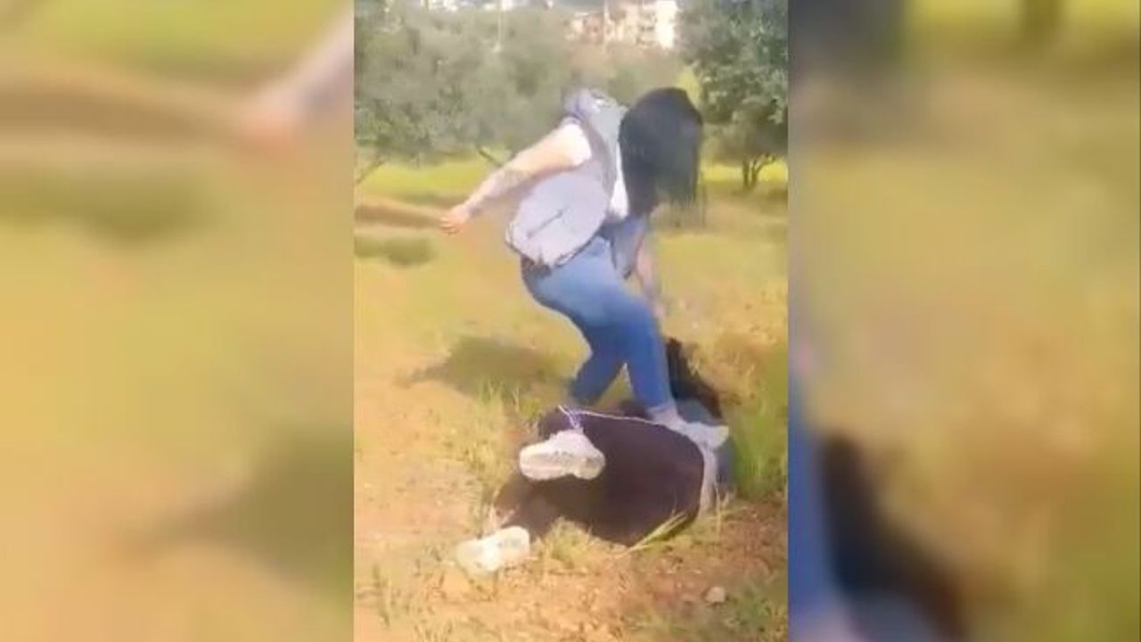 Genç kızı tekme tokat dövüp, cep telefonuyla da kaydettirdi