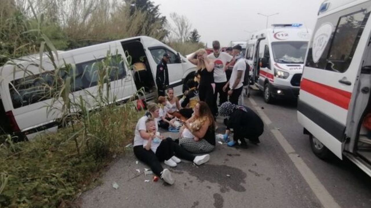 Turistleri taşıyan tur minibüsü şarampole yuvarlandı