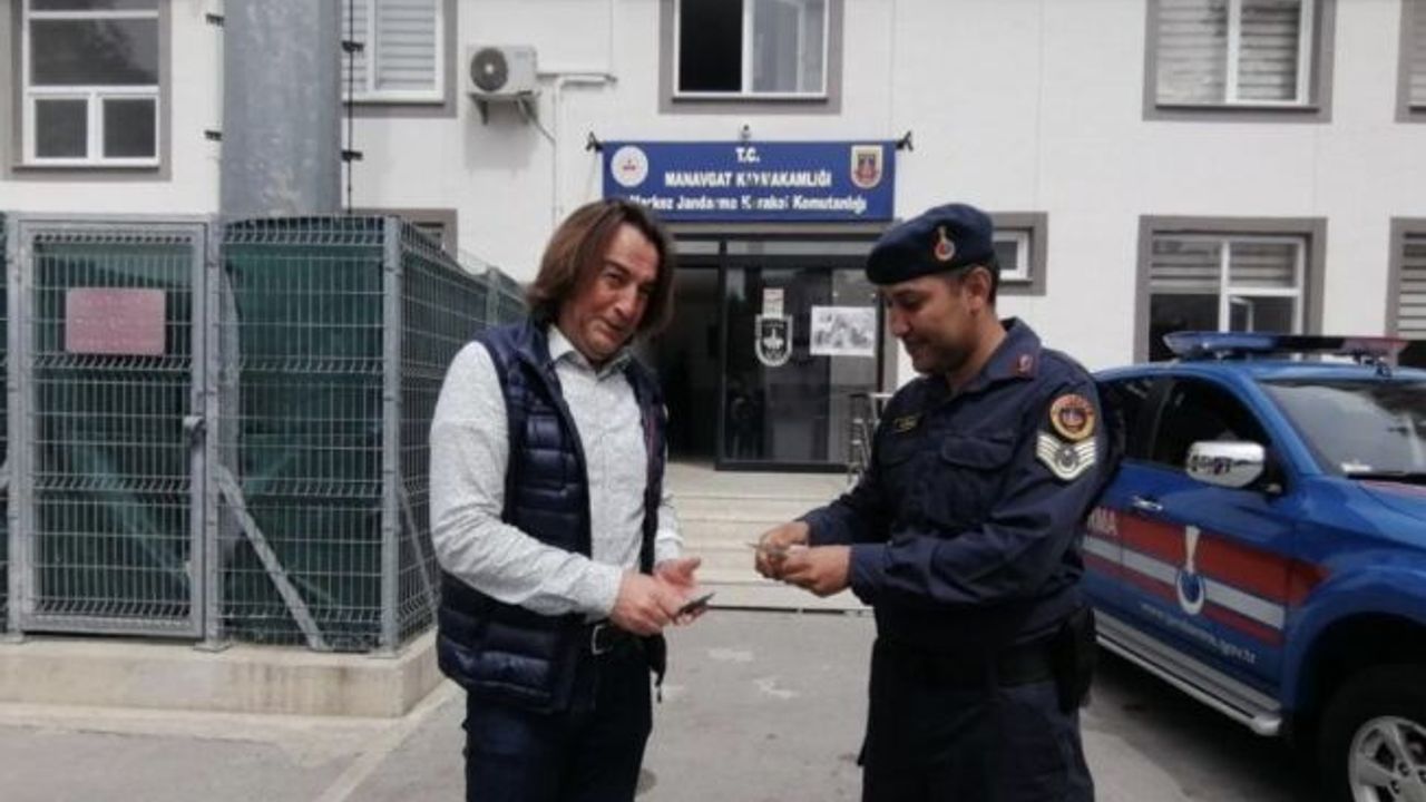 Yolda bulduğu 300 doları jandarmaya teslim etti