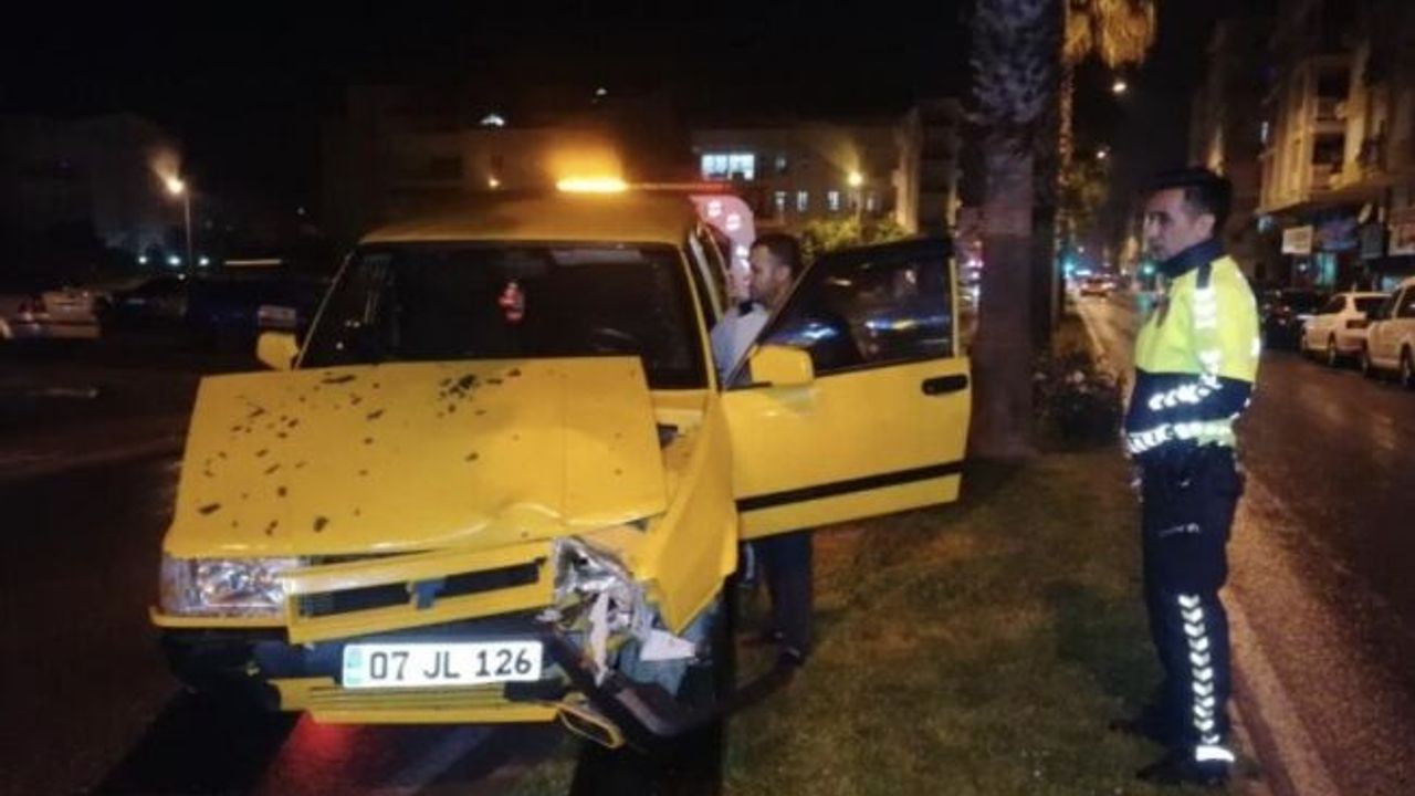 Kaza yapıp yaralanan gençler, otomobili bırakıp kaçtı!