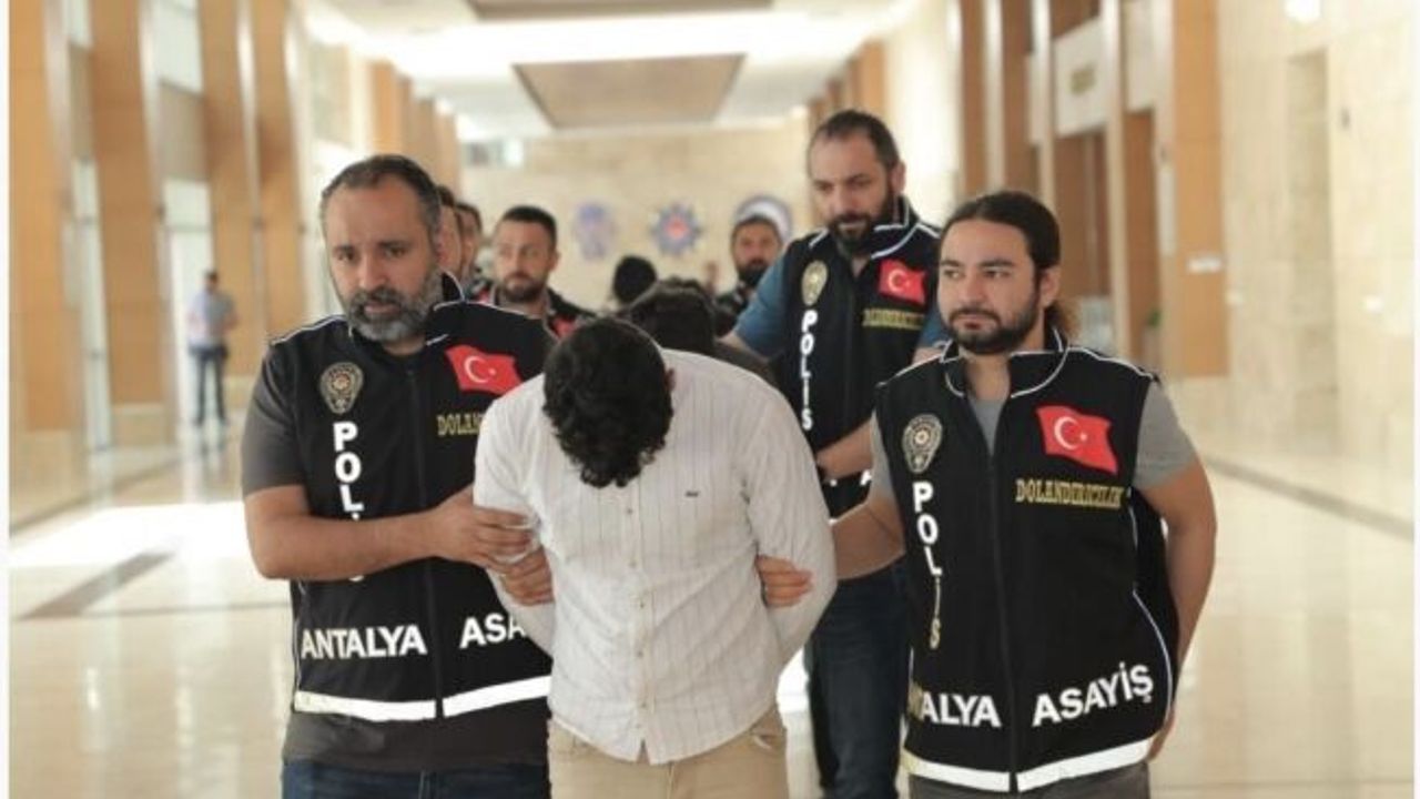 Kendilerini savcı olarak tanıtan dolandırıcılar yakalandı