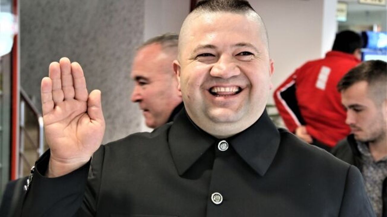 Aksulu köfteci, Kuzey Kore Lideri Kim Jong-un’a benzerliği ile dikkat çekiyor