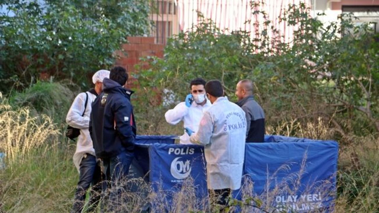 Çalılık alanda elinde kuş tüyü bulunan kadın cesedi!
