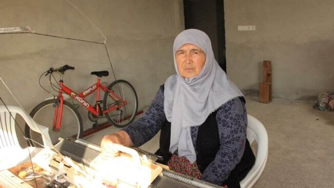 1988 model örgü makinesi ile depremzedelere bere dikiyor