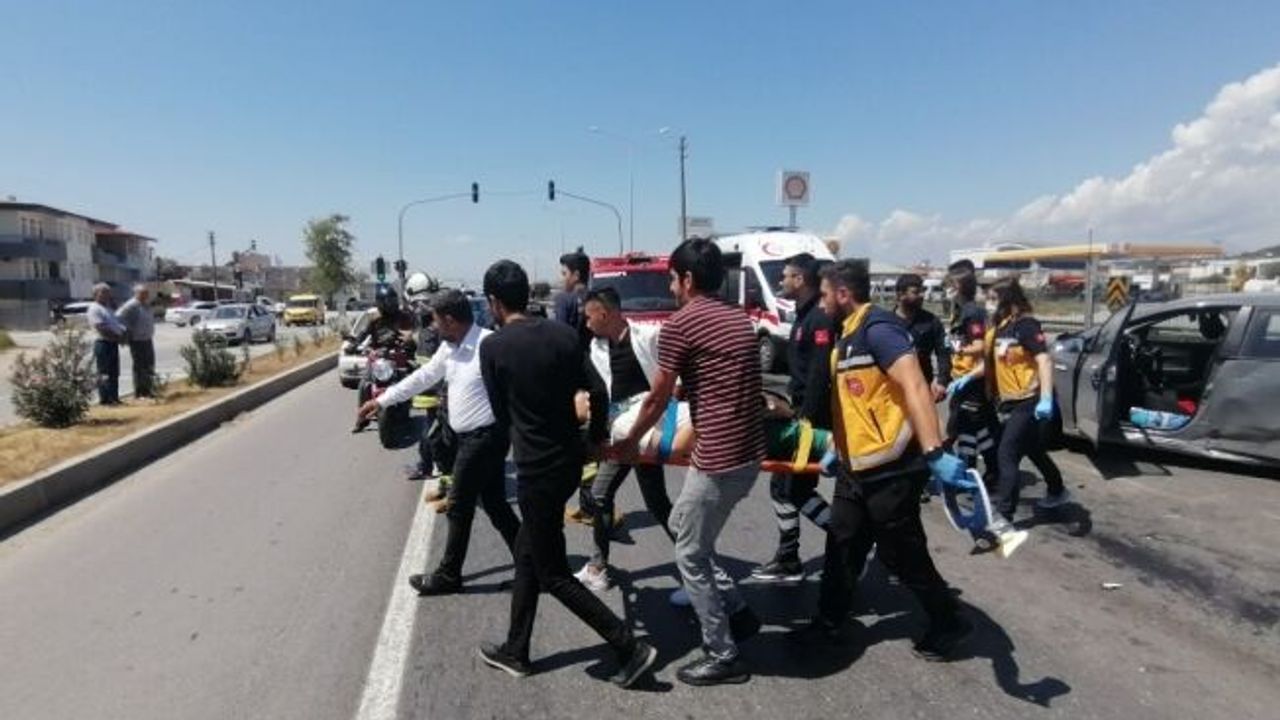 Antalya'da yaya geçidinde bekleyen otomobile arkadan gelen kamyon çarptı
