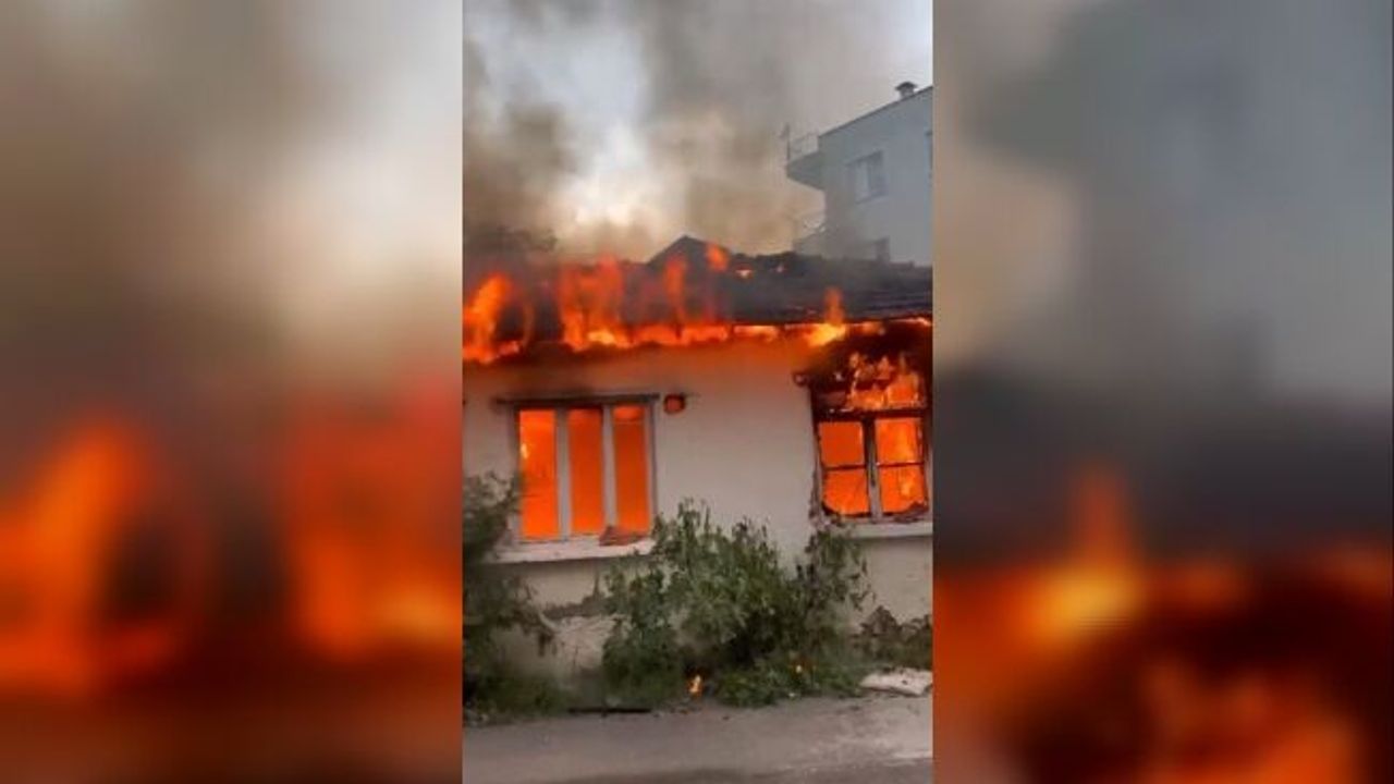 Kullanılmayan müstakil ev, alev alev yandı
