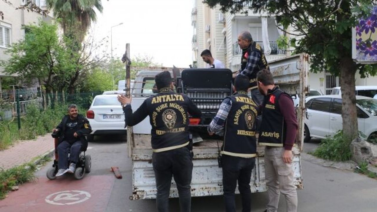 Polis, bedensel engellilerin çalınan ekmek teknelerini bulup ayaklarına kadar getirdi
