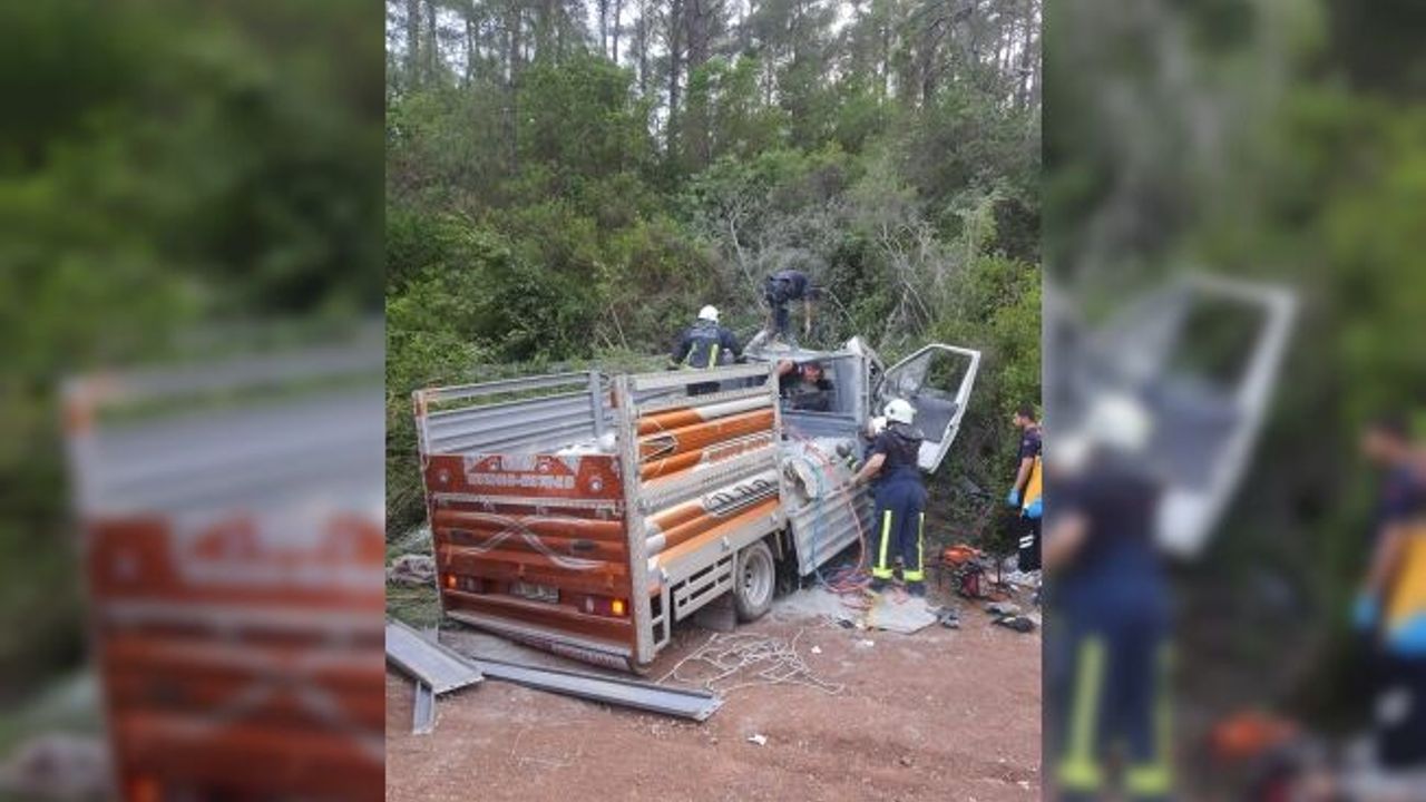 Antalya'da freni boşalan kamyonet devrildi: 2 ölü, 1 yaralı