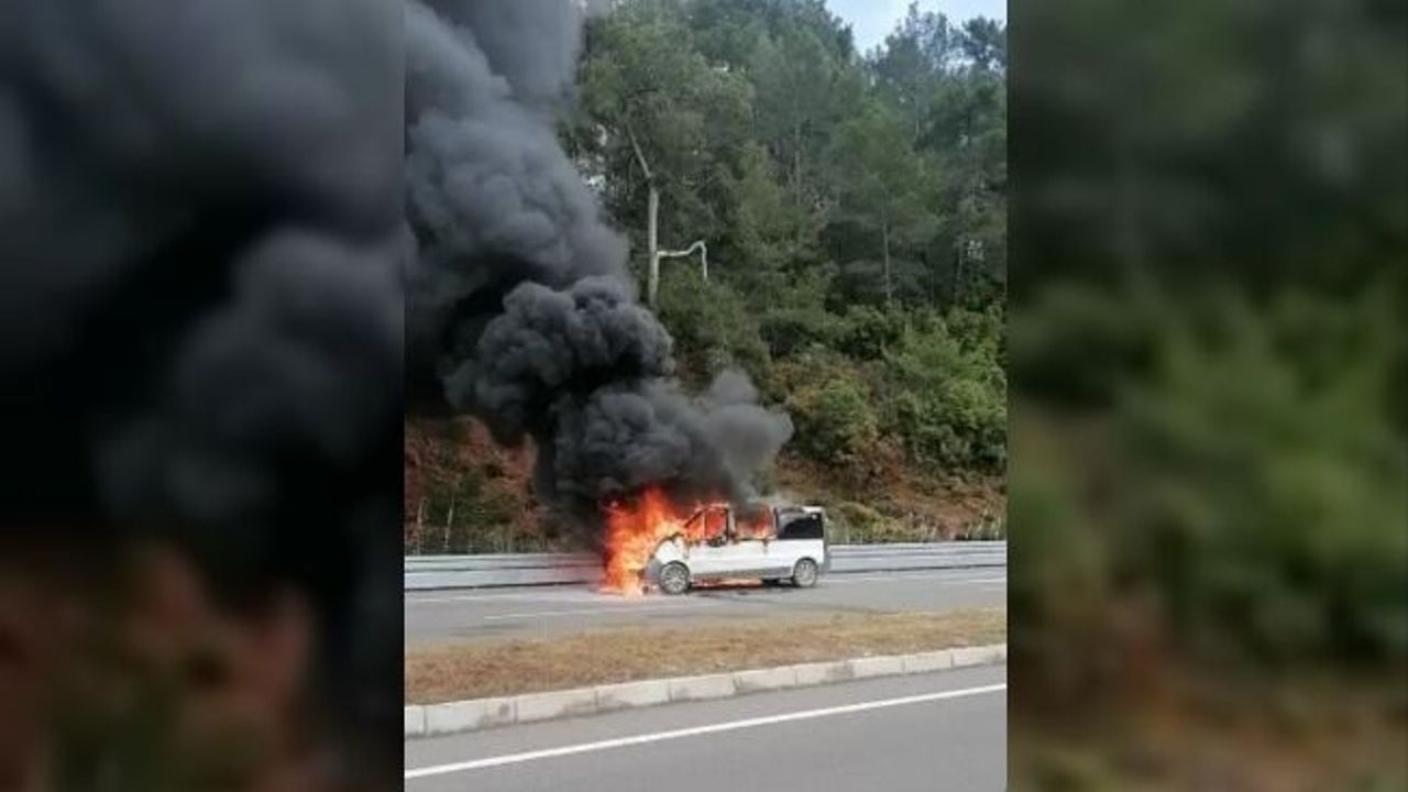 Antalya'da seyir halindeki araç alev alev yandı