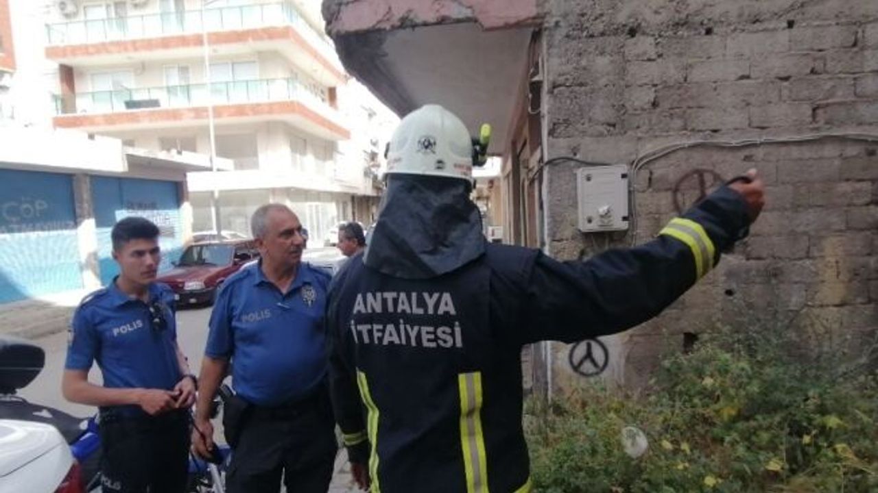 Evlerden atılan çöp ve izmaritler yangın çıkarıyordu