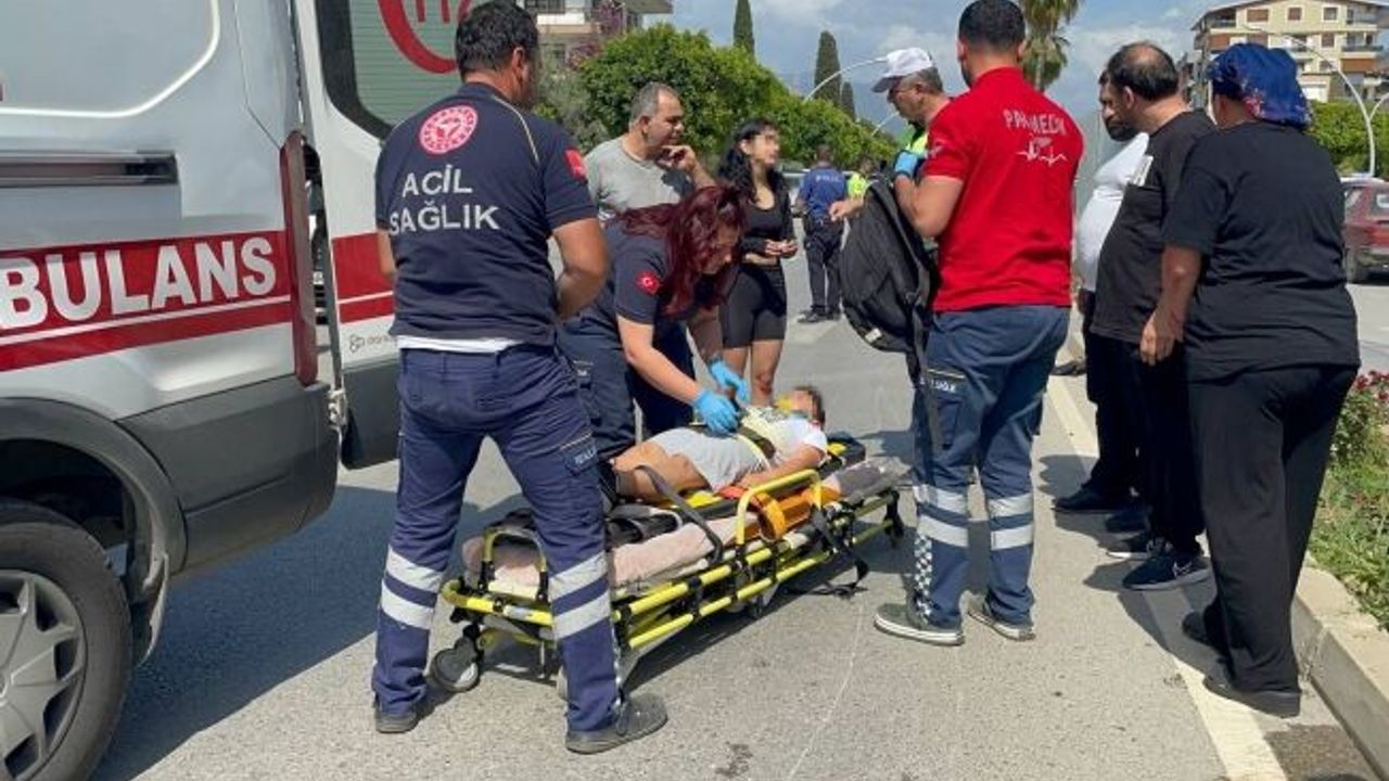 Genç kız, kazada yaralanan 9 yaşındaki çocuğun yanından bir an olsun ayrılmadı