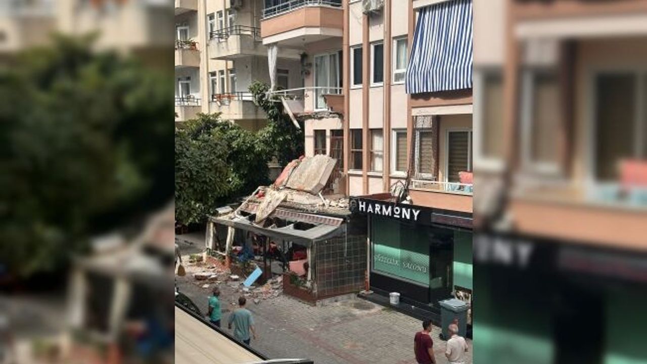 Kafeteryanın üzerinde bulunan binanın balkonu çöktü