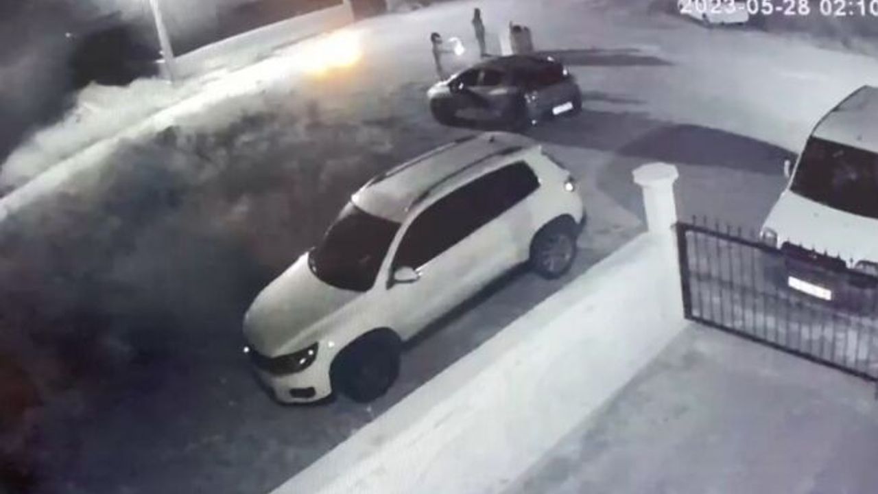 Park halindeki otomobile benzin döküp yaktılar