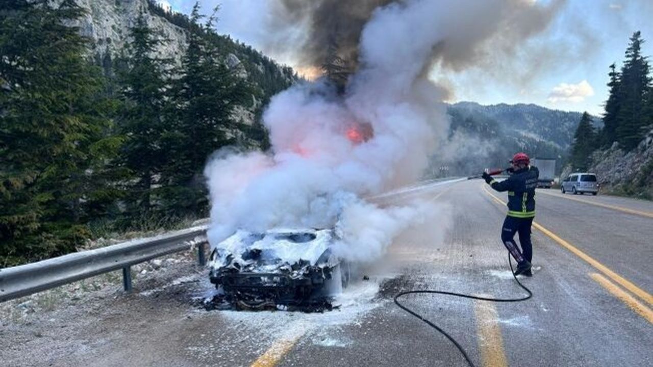  Antalya’da hareket halindeki otomobil alev alev yandı