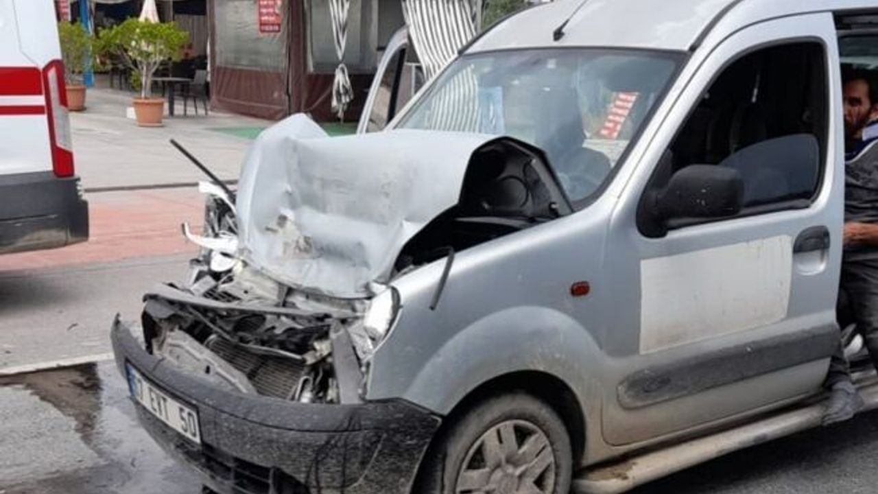 Fren yapan minibüs otoyolu birbirine kattı: 2'si turist 6 yaralı