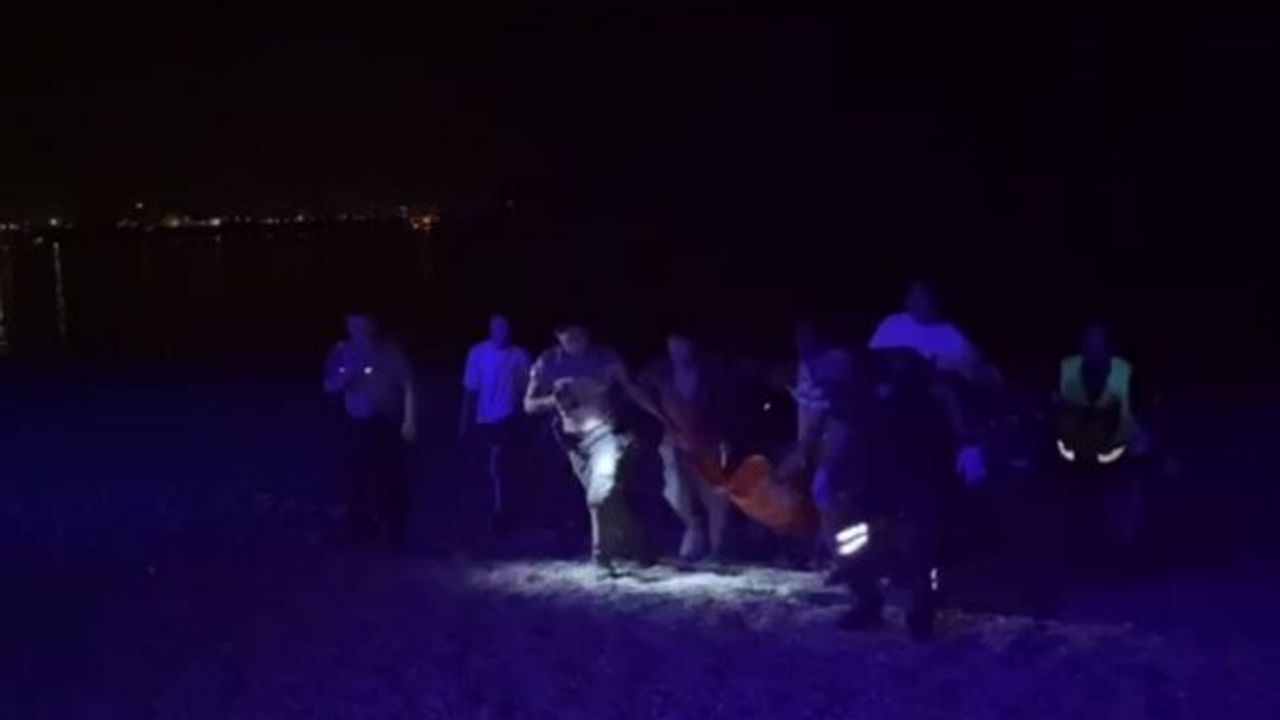 Boğulma tehlikesi geçiren gencin başında ilk yardım tartışması