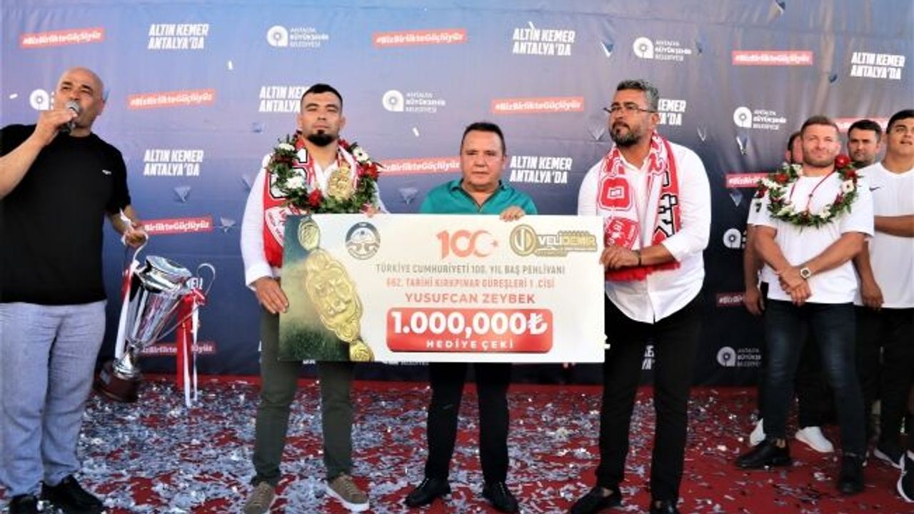 Kırkpınar Başpehlivanı Yusuf Can Zeybek'e memleketi Antalya'da coşkulu karışılama