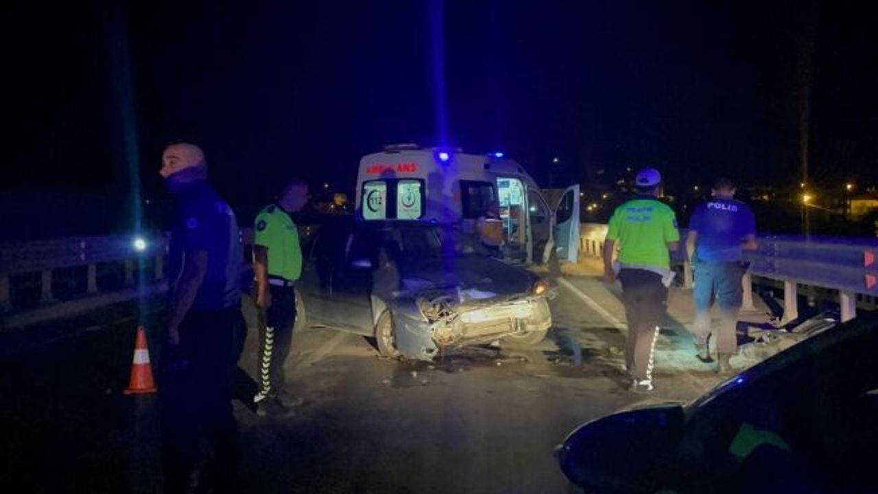 Kontrolden çıkan otomobil bariyerlere çarpıp hurdaya döndü:1 yaralı