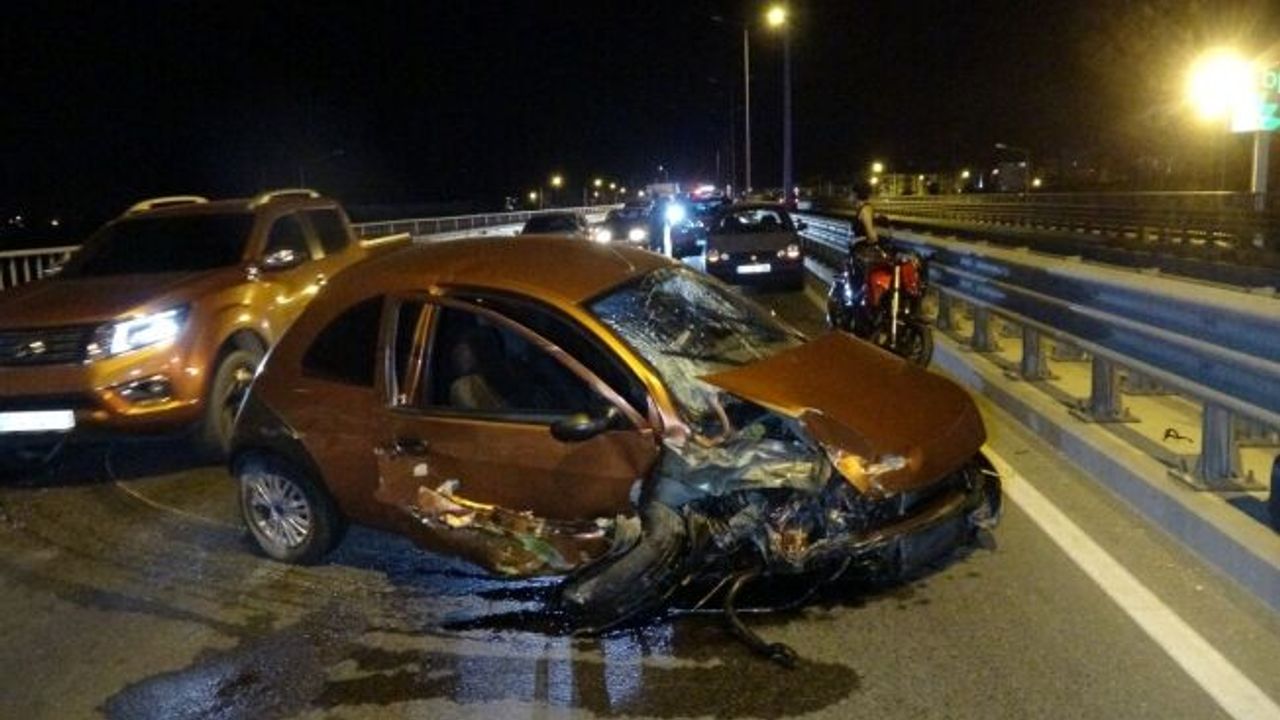  Otomobilin bariyerlere çarptığı kazada sürücü ölümden döndü