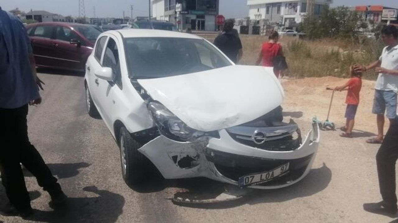 Otomobiller çarpıştı, yürüyen gençler ölümden kıl payı kurtuldu