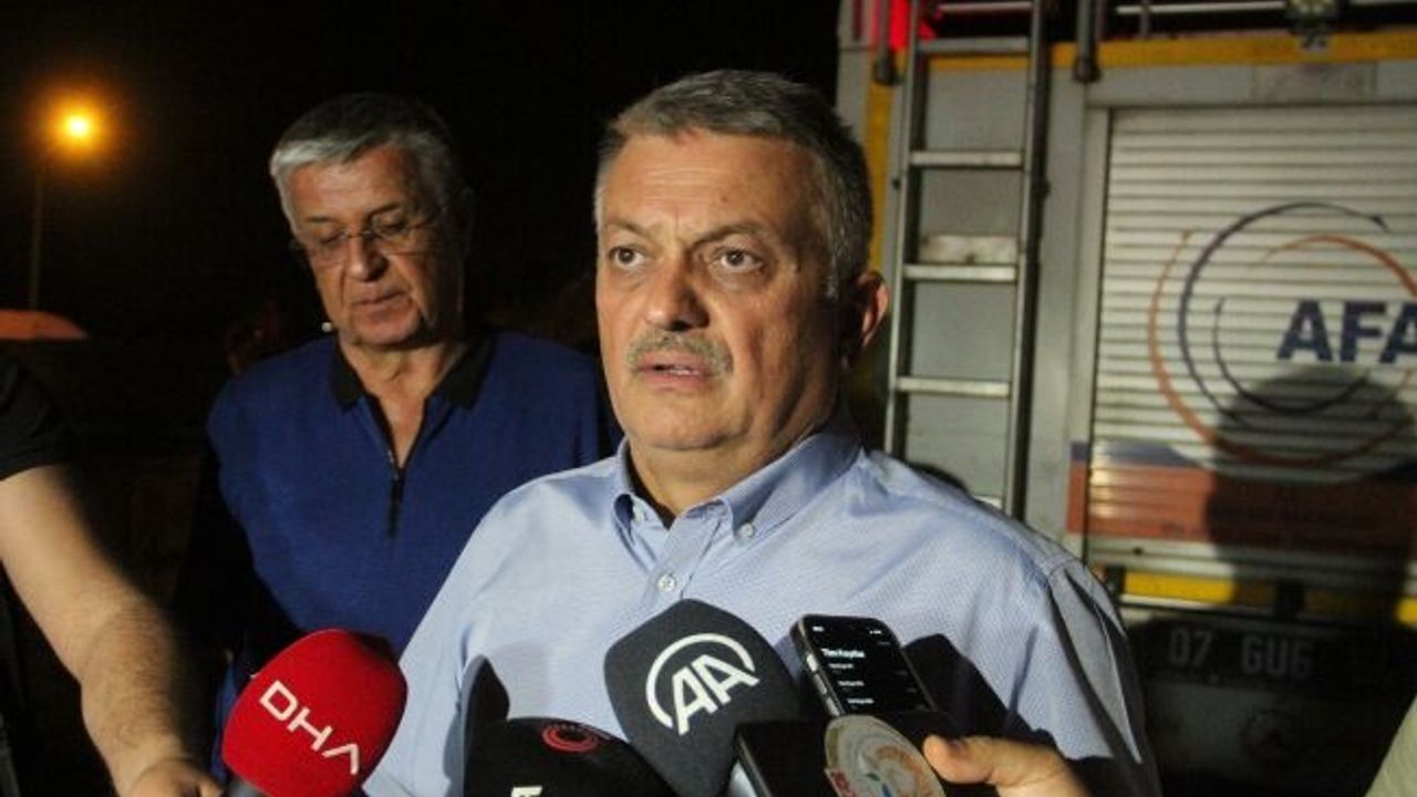 Vali Yazıcı: "Yangın 3,5 kilometre yayıldı, müdahale devam ediyor"