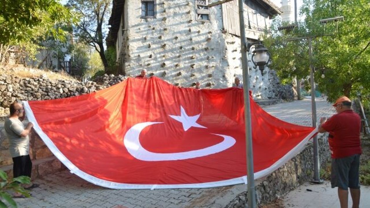  54 haneli mahallede 54 metrekarelik Türk bayrağı