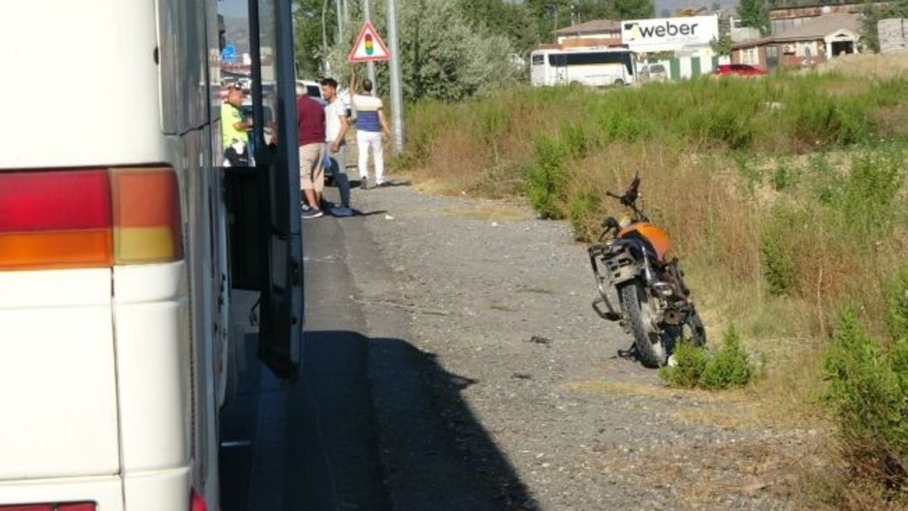 Servis otobüsünün önünden geçti, motosikletin altında kalarak yaralandı