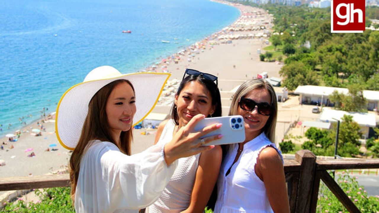 Yılın ilk 8 ayında Antalya'ya hava yoluyla 9 milyon turist geldi
