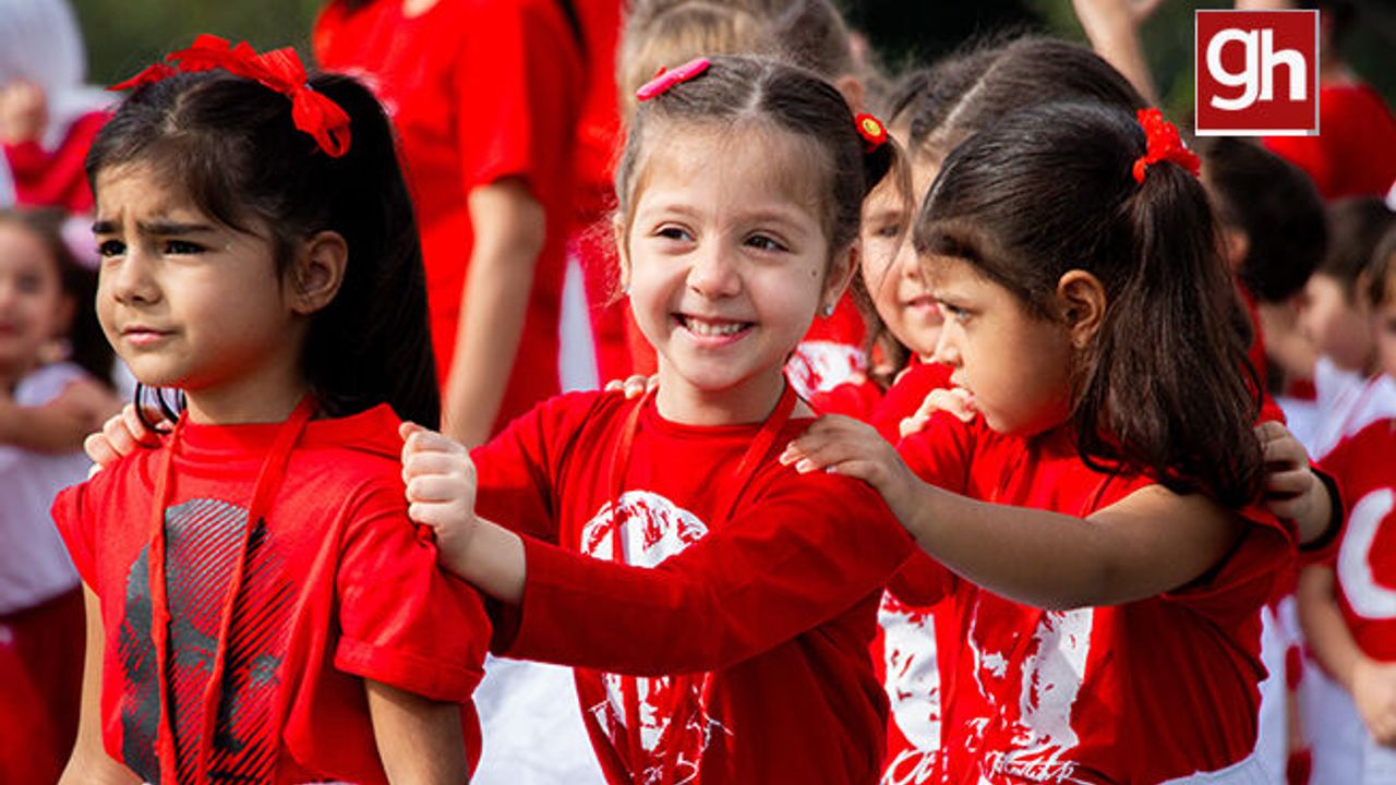 Antalyalı miniklerden Cumhuriyet’in 100’üncü yılına özel koreografi